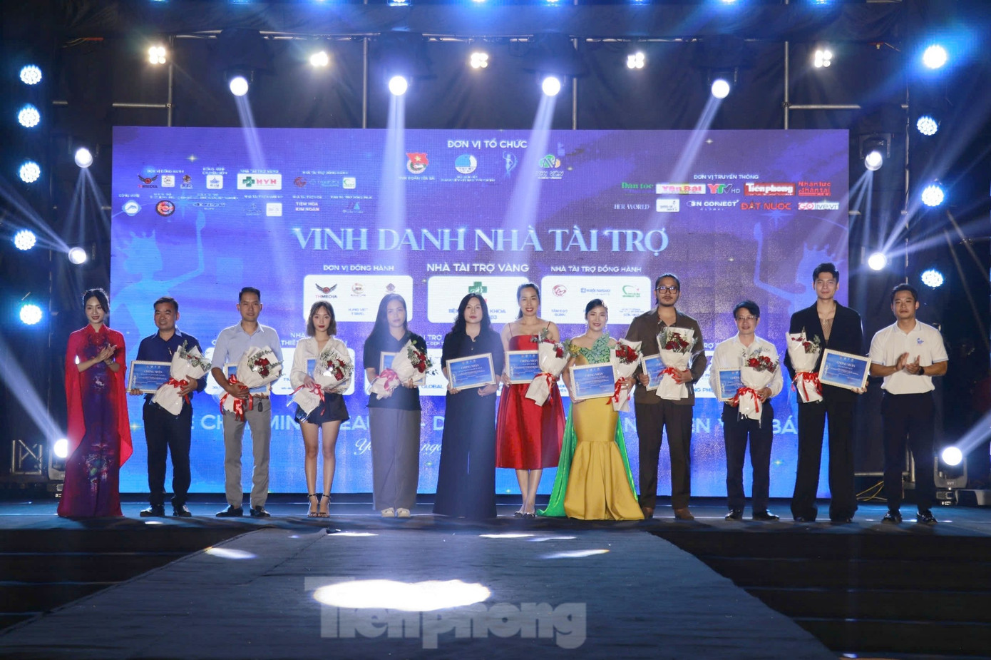 Tại đêm chung kết, Ban tổ chức cũng trao bằng khen, giấy chứng nhận cho các đơn vị đồng hành.