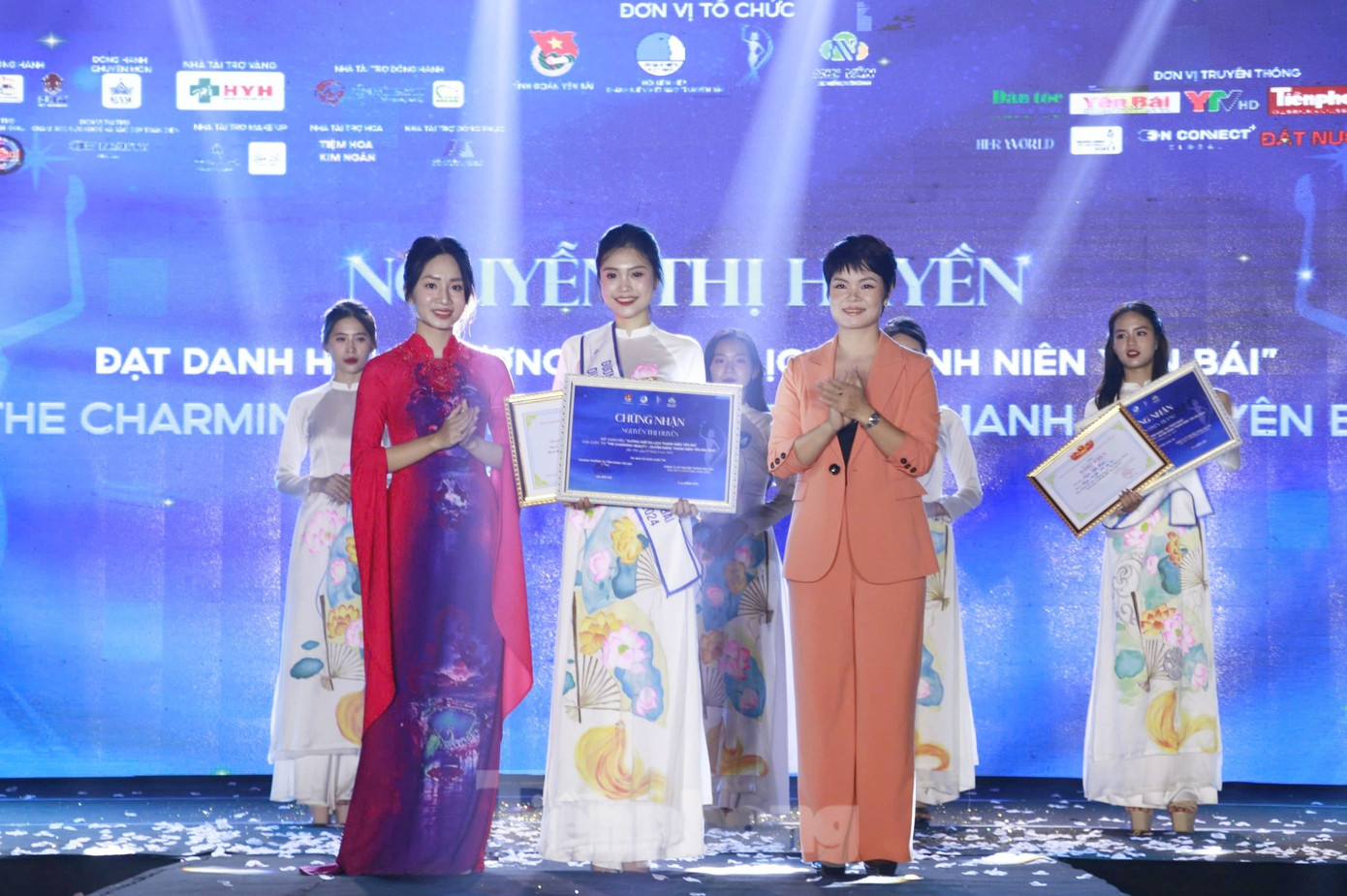 Ban Tổ chức cũng trao tặng 4 giải phụ gồm: Thí sinh mặc trang phục áo dài đoàn đẹp nhất, thí sinh mặc trang phục dân tộc đẹp nhất; gương mặt du lịch thanh niên Yên Bái; thí sinh được yêu thích nhất cho thí sinh Nguyễn Thị Huyền, số báo danh 84; thí sinh Nguyễn Uyên Trang, số báo danh 04.