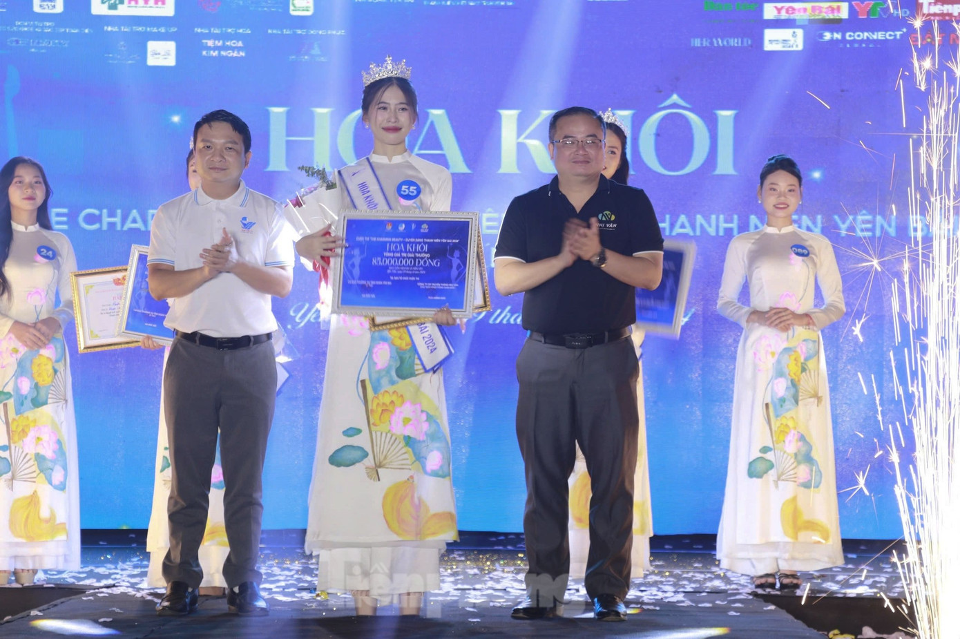 Với sự tự tin cùng phần thể hiện xuất sắc ở vòng thi ứng xử, thí sinh Giàng Tuyết Tình, số báo danh 55, người Mông ở huyện Mù Cang Chải đã giành ngôi vị Hoa khôi Duyên dáng thanh niên Yên Bái năm 2024.