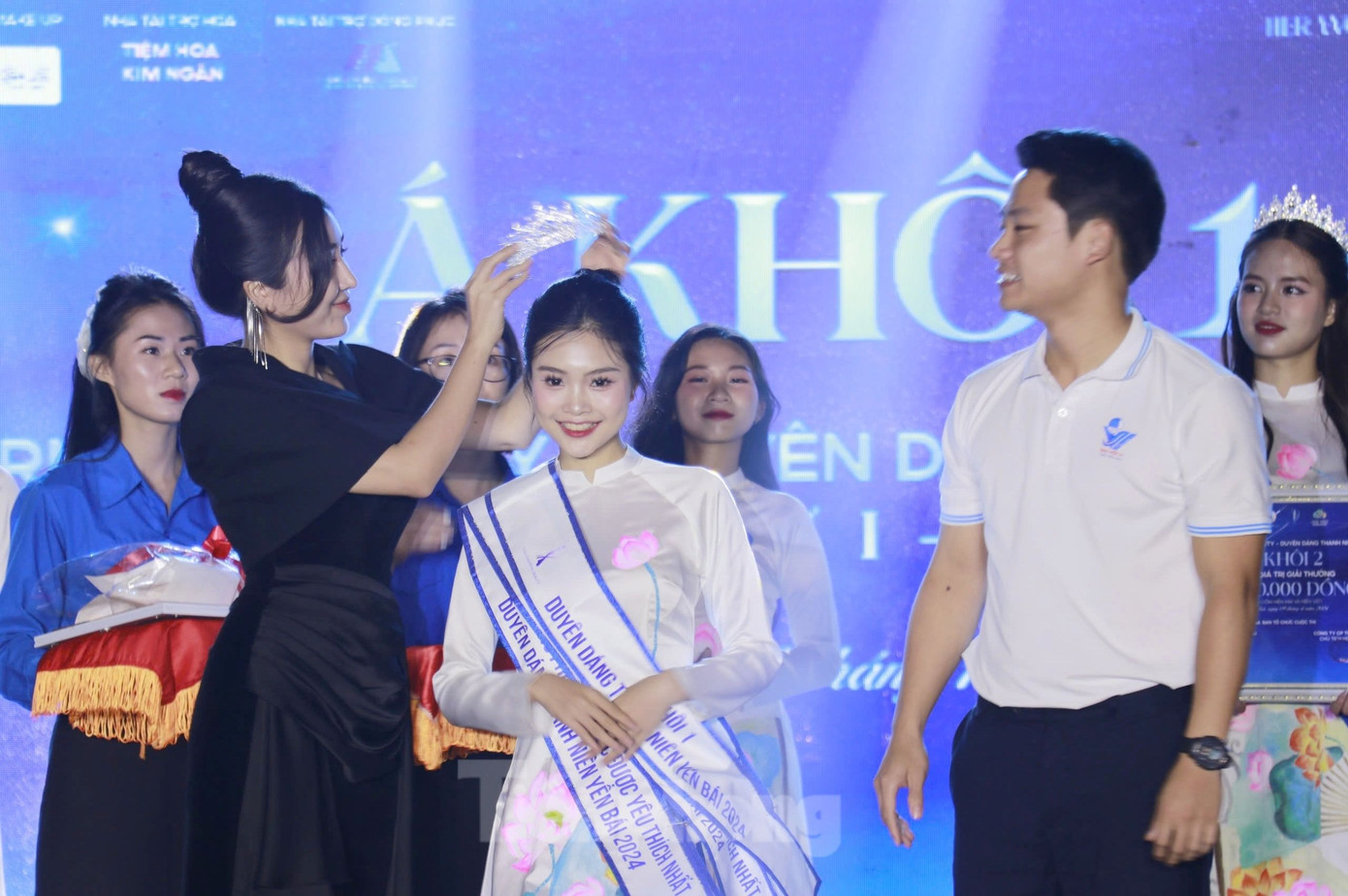 Thí sinh Nguyễn Thị Huyền xuất sắc đạt danh hiệu Á khôi 1.