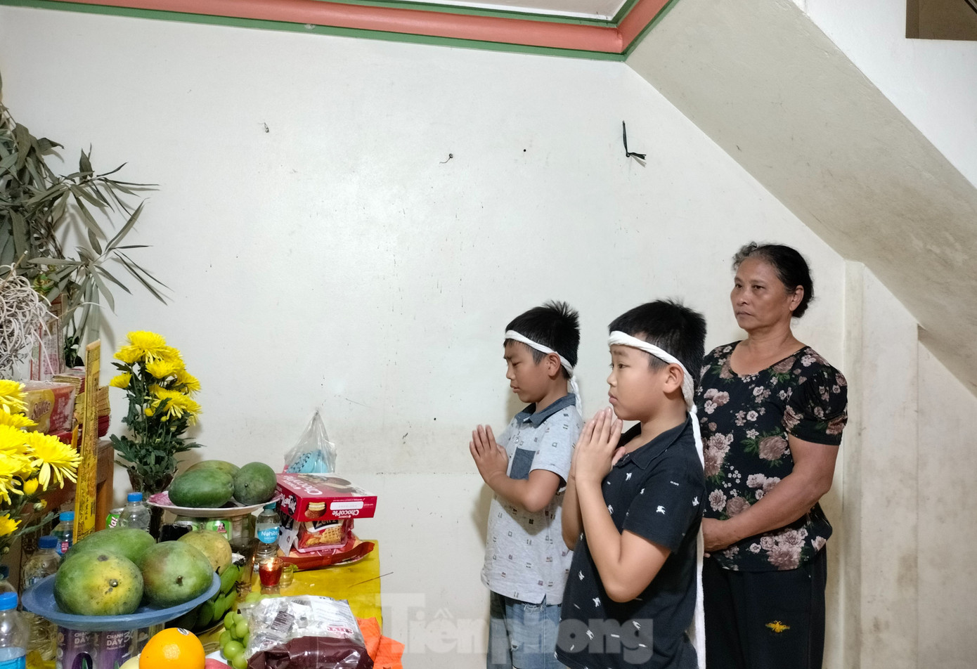 Cháu Bảo (áo đen) cùng cháu Việt (áo xanh nhạt) thắp hương cho bố mẹ. Cháu Bảo (áo đen) cùng cháu Việt (áo xanh nhạt) thắp hương cho bố mẹ.