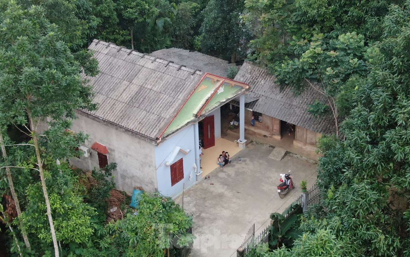 Sau khi bố mẹ qua đời, 3 cháu nhỏ đang ở cùng bà nội và ông bà ngoại. Sau khi bố mẹ qua đời, 3 cháu nhỏ đang ở cùng bà nội và ông bà ngoại.