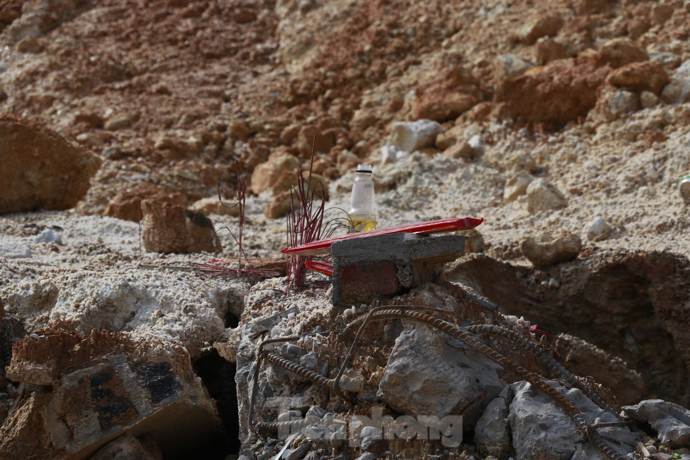 Hiện trường vụ tai nạn khiến vợ chồng anh Ngọc và chị Dinh tử vong. Hiện trường vụ tai nạn khiến vợ chồng anh Ngọc và chị Dinh tử vong.