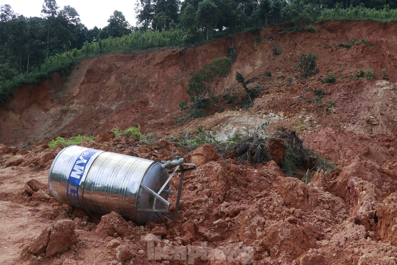 Hiện trường vụ tai nạn khiến vợ chồng anh Ngọc và chị Dinh tử vong. Hiện trường vụ tai nạn khiến vợ chồng anh Ngọc và chị Dinh tử vong.