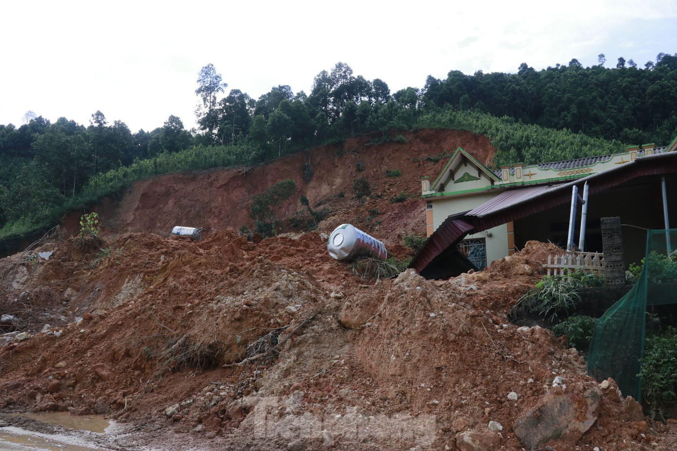 Hiện trường vụ tai nạn khiến vợ chồng anh Ngọc và chị Dinh tử vong. Hiện trường vụ tai nạn khiến vợ chồng anh Ngọc và chị Dinh tử vong.