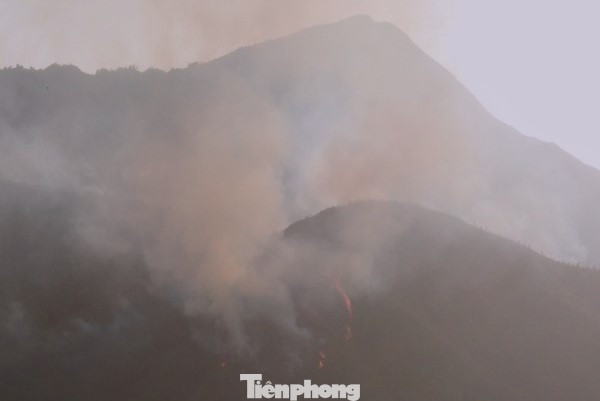 Vụ cháy đang tiếp tục lan rộng. Vụ cháy đang tiếp tục lan rộng.