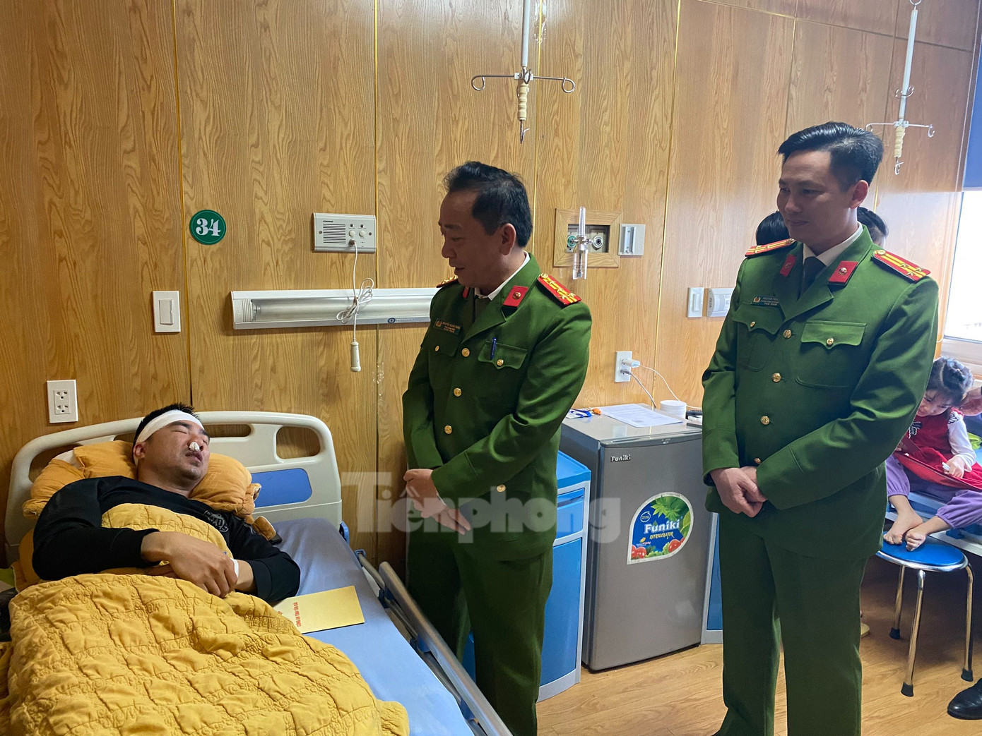 Lãnh đạo Công an tỉnh Yên Bái đến thăm hỏi, động viên Thượng úy Trần Trung Đức bị thương khi đang làm nhiệm vụ. Lãnh đạo Công an tỉnh Yên Bái đến thăm hỏi, động viên Thượng úy Trần Trung Đức bị thương khi đang làm nhiệm vụ.