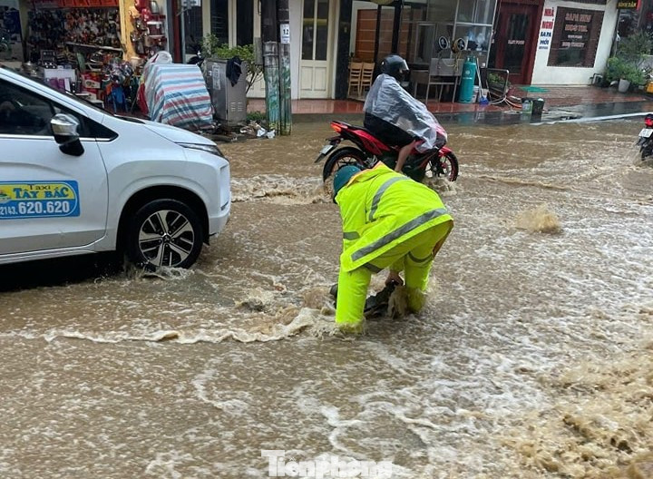 Ngoài ra lực lượng chức năng cũng đã tiến hành thông cống rãnh hỗ trợ người dân di chuyển đồ đạc lên vị trí cao tránh hư hại.
