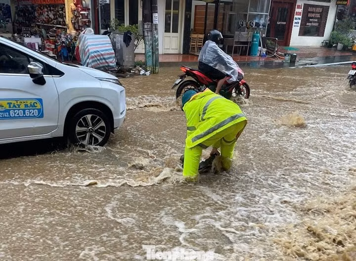 Ngoài ra lực lượng chức năng cũng đã tiến hành thông cống rãnh hỗ trợ người dân di chuyển đồ đạc lên vị trí cao tránh hư hại.