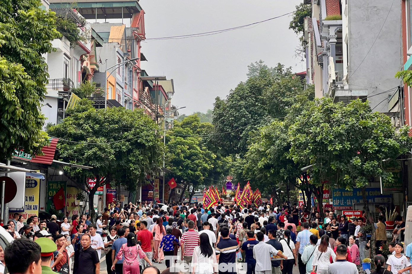 Rất đông người dân và du khách đến tham quan, chiêm bái tại đền Bảo Hà.