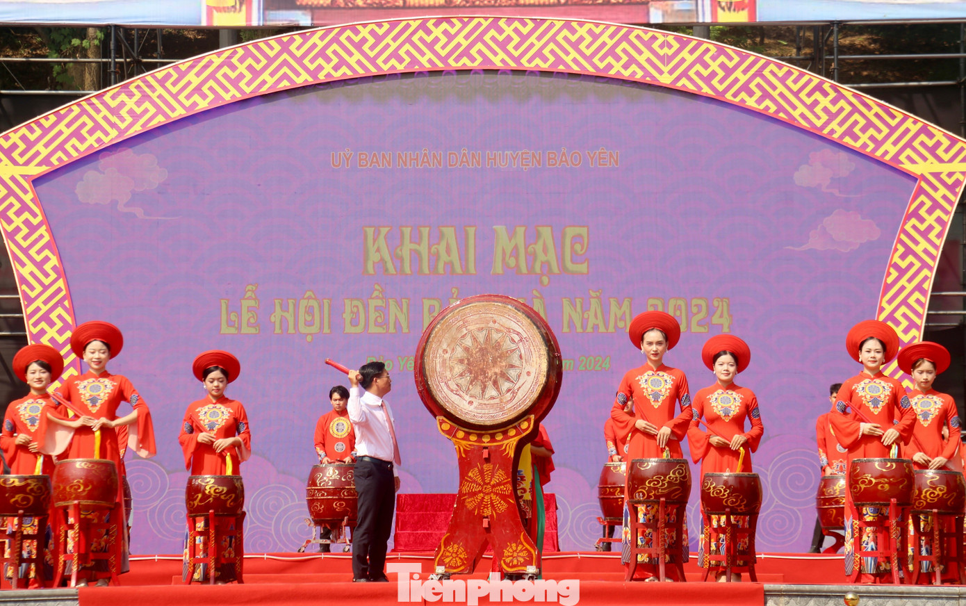 Ông Hoàng Quốc Bảo, Bí thư huyện Bảo Yên đánh trống khai hội.