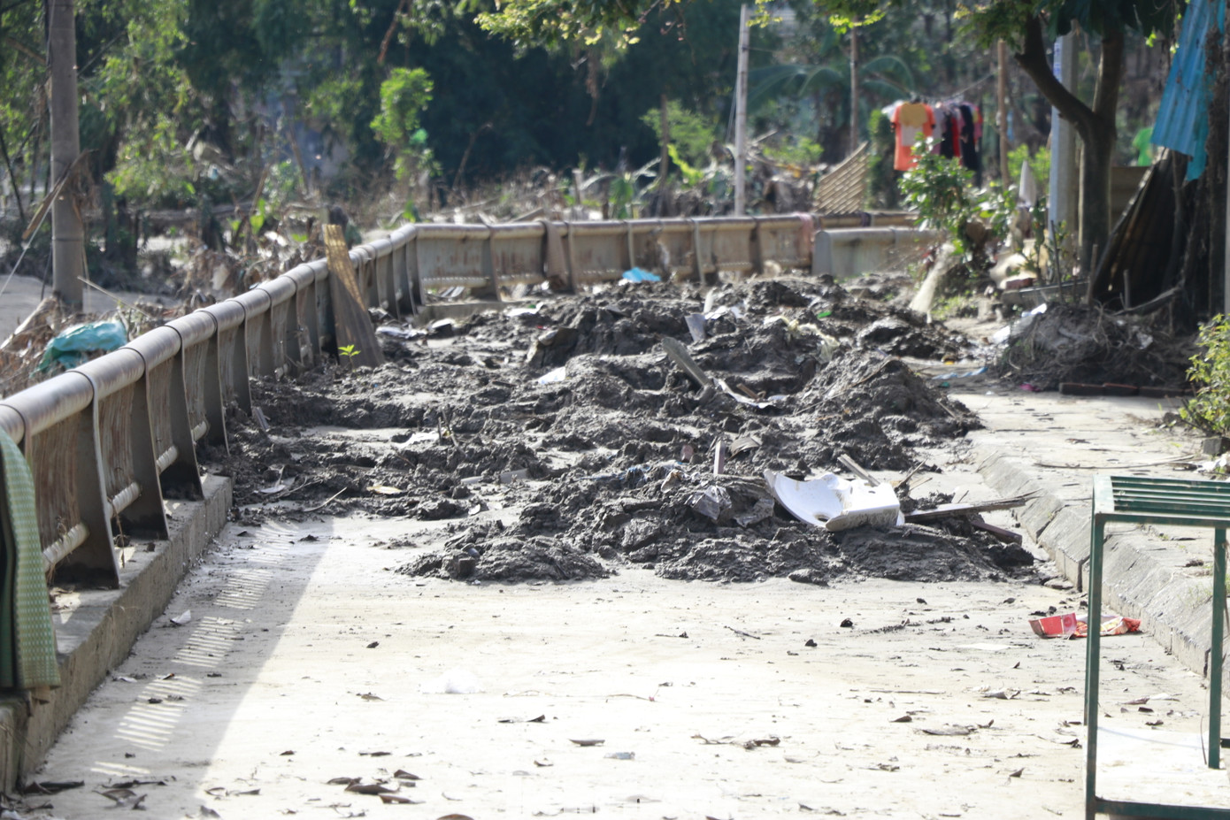 Dọc các đường nhánh, đường bờ kè sông Hồng tại phường Hồng Hà, bùn đất vẫn chất đống, nhiều nhà đóng kín cửa chưa thể nạo vét bùn đất.