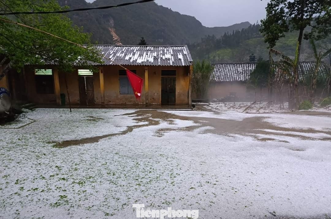 Khoảng từ 18h đến 20h ngày 28/3, mưa đá xuất hiện trên diện rộng tại các huyện vùng cao như Mèo Vạc, Đồng Văn, Yên Minh của tỉnh Hà Giang.