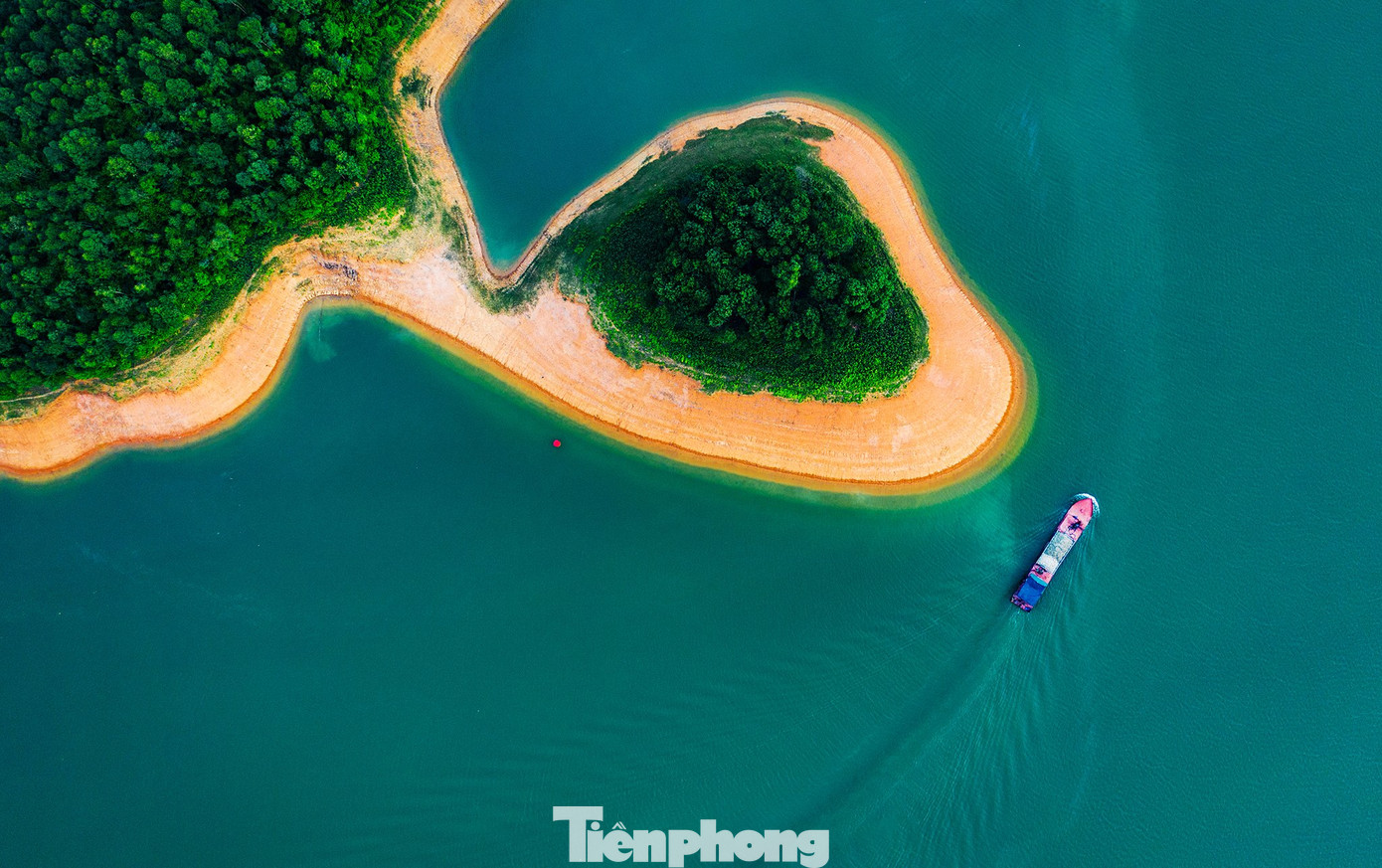 Trong việc quy hoạch phát triển, bảo đảm khả năng tích hợp đồng bộ các nhóm ngành kinh tế. Kết hợp hài hòa giữa phát triển du lịch và phát triển đô thị, nông thôn bền vững trên cơ sở bảo tồn, phát huy các giá trị tự nhiên, văn hóa truyền thống...