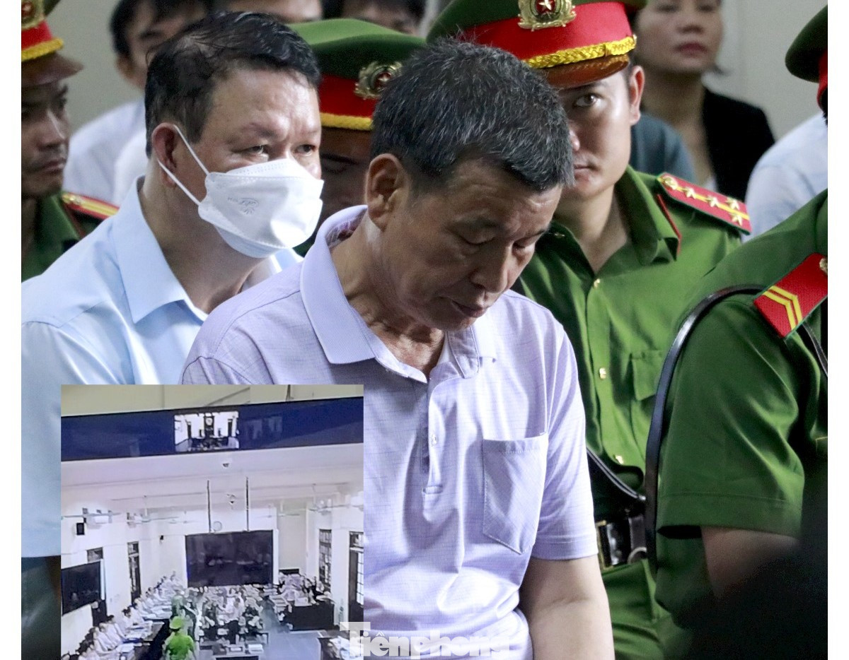 Bị cáo Nguyễn Mạnh Thừa sau phần thẩm vấn ôm ngực và phải đến phòng Y tế. Bị cáo Nguyễn Mạnh Thừa sau phần thẩm vấn ôm ngực và phải đến phòng Y tế.