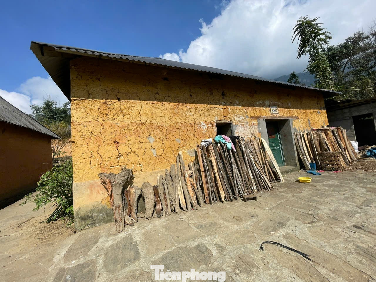 Ông Sẩn Cấu Vù, Trưởng thôn Choản Thèn, xã Y Tý, huyện Bát Xát - cho biết, thôn Choản Thèn hiện có 62 hộ, với hơn 300 nhân khẩu, 100% là đồng bào dân tộc Hà Nhì. Hiện nay, bà con trong thôn đang bảo tồn những ngôi nhà trình tường gắn với phát triển du lịch cộng đồng. Nhiều hộ trong thôn có điều kiện đã mở Homestay nhà trình tường đón khách du lịch. Qua đó, góp phần nâng cao thu nhập, gìn giữ bản sắc văn hóa dân tộc ở địa phương.