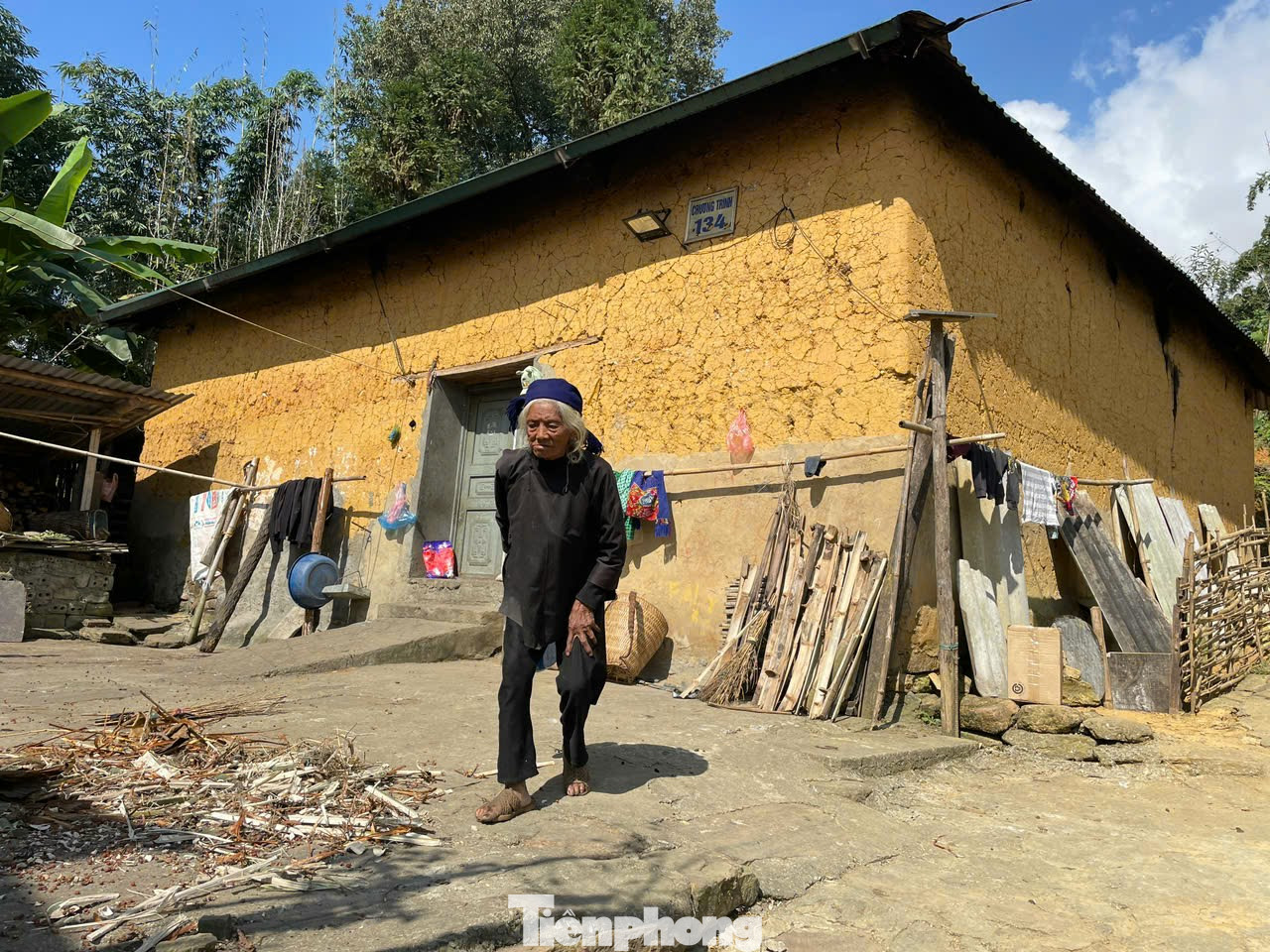 Ông Sẩn Cấu Vù, Trưởng thôn Choản Thèn, xã Y Tý, huyện Bát Xát - cho biết, thôn Choản Thèn hiện có 62 hộ, với hơn 300 nhân khẩu, 100% là đồng bào dân tộc Hà Nhì. Hiện nay, bà con trong thôn đang bảo tồn những ngôi nhà trình tường gắn với phát triển du lịch cộng đồng. Nhiều hộ trong thôn có điều kiện đã mở Homestay nhà trình tường đón khách du lịch. Qua đó, góp phần nâng cao thu nhập, gìn giữ bản sắc văn hóa dân tộc ở địa phương.