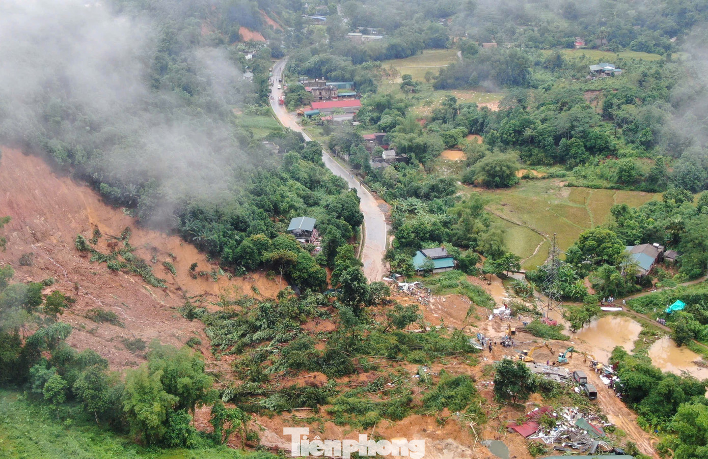 Sáng 1/10, trên địa bàn huyện Bắc Quang mưa lớn không ngớt. Tại khu vực sạt lở ở km49, quốc lộ 2, xã Việt Vinh, công tác tìm kiếm nạn nhân mất tích sau vụ sạt lở đất đá bước sang ngày thứ 3.