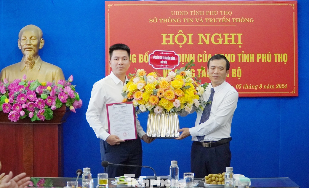 Giám đốc Sở Thông tin và Truyền thông Nguyễn Minh Tường tặng hoa chúc mừng tân Phó Giám đốc Sở Nguyễn Tiến Trung.