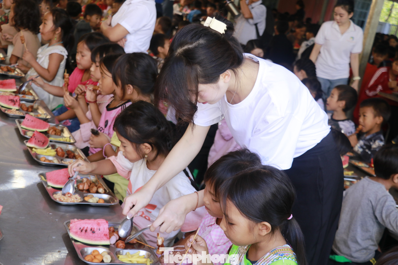 Trong khuôn khổ chương trình, BTC đã cùng các tình nguyện viên nấu tại chỗ gần 650 suất ăn cho hàng trăm em nhỏ đang theo học tại trường mầm non Hoa Mai, trường PT Dân tộc bán trú Tiểu học và Trung học cơ sở Phình Hồ.