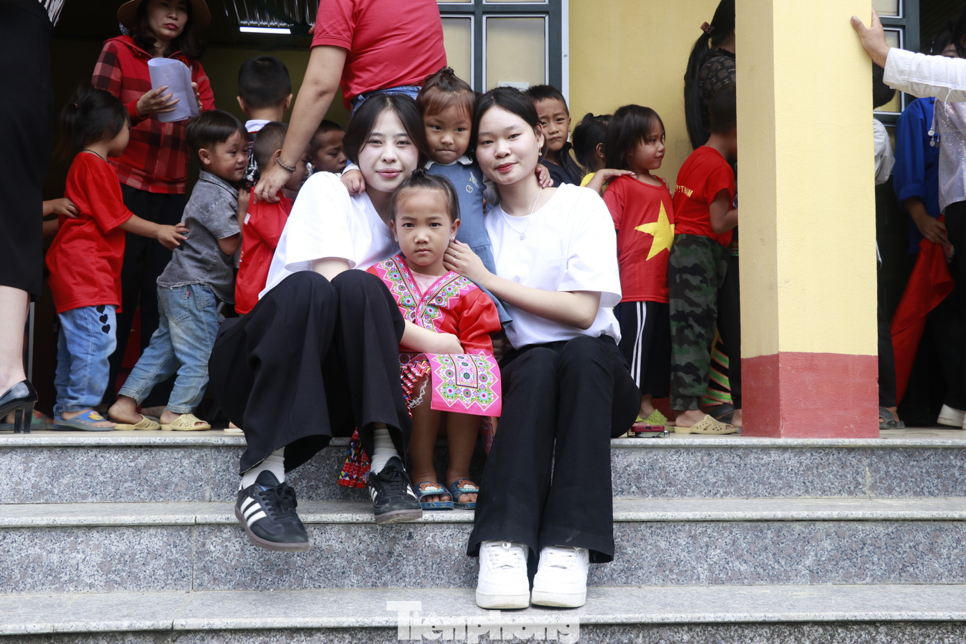 Việc tham gia của nhiều "bóng hồng" được các bạn nhỏ vùng cao hào hứng, thích thú.