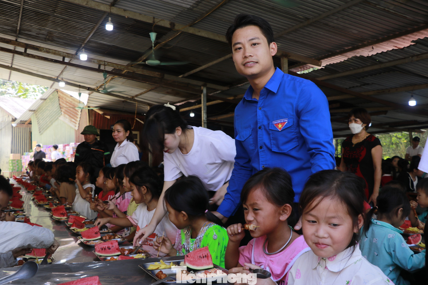 Trong khuôn khổ chương trình, BTC đã cùng các tình nguyện viên nấu tại chỗ gần 650 suất ăn cho hàng trăm em nhỏ đang theo học tại trường mầm non Hoa Mai, trường PT Dân tộc bán trú Tiểu học và Trung học cơ sở Phình Hồ.