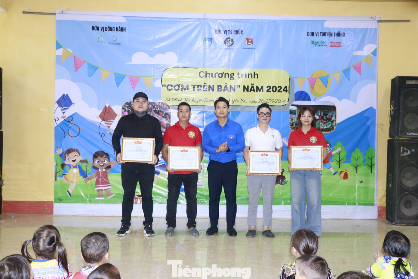 Phát biểu tại đây, anh Đồng Mạnh Linh - Phó Bí thư Tỉnh Đoàn Yên bái cho biết, cơn bão số 3 (siêu bão Yagi) đã gây ra những thiệt hại lớn trên địa bàn tỉnh Yên Bái càng khiến cho cuộc sống của bà con địa phương càng thêm khó khăn, vất vả. Việc các đơn vị, tổ chức thiện nguyện và mạnh thường quân đến giúp đỡ người dân Yên Bái là vô cùng trân quý.