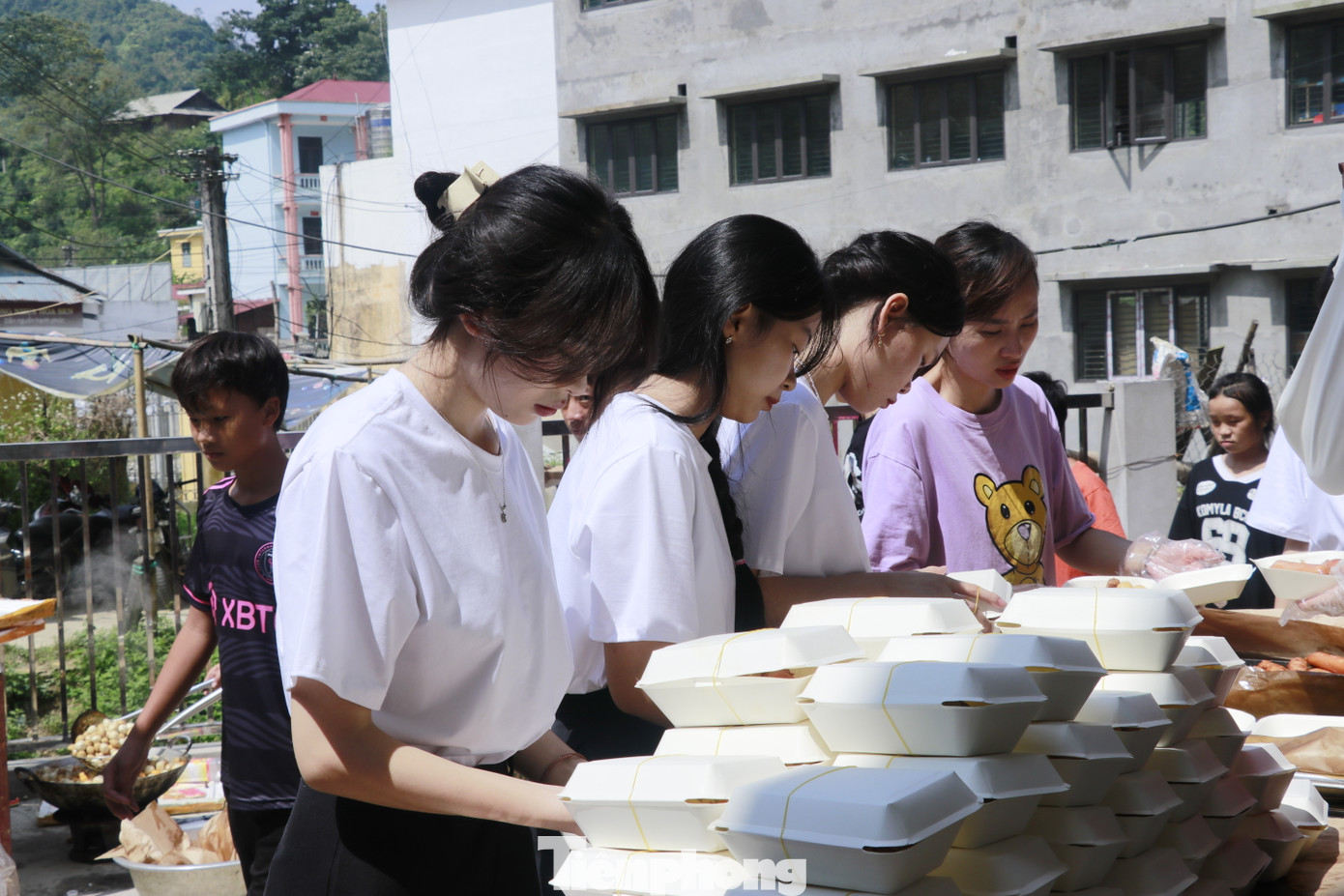 Tại đây, các thí sinh tích cực tham gia cùng đoàn thiện nguyện chuẩn bị 650 suất ăn cho các em học sinh đến từ các điểm Trường mầm non Hoa Mai và trường PT Dân tộc bán trú TH&amp;THCS Phình Hồ.