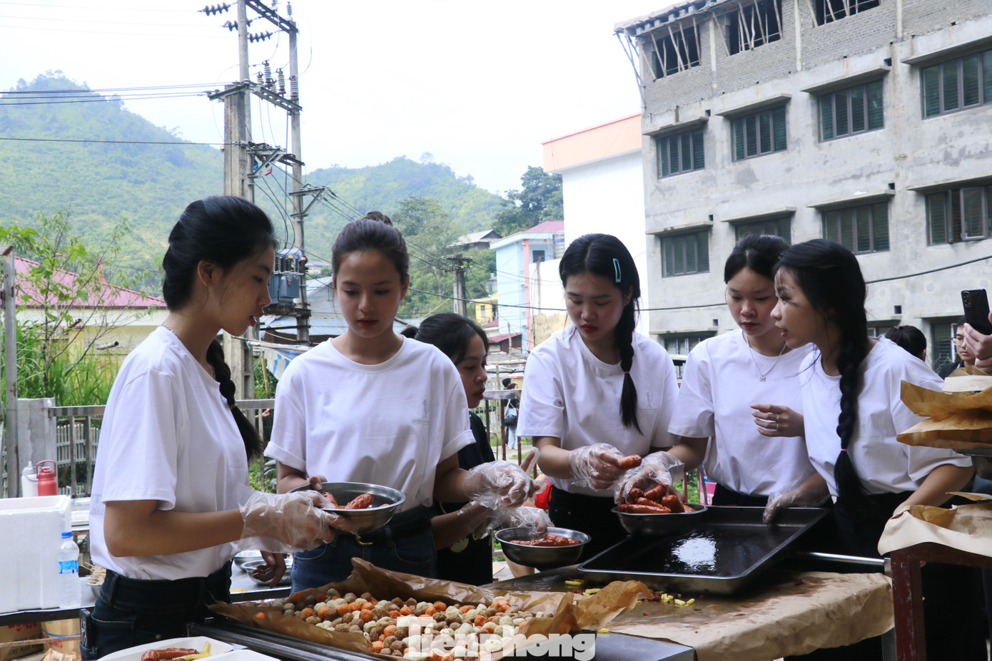 Tại đây, các thí sinh tích cực tham gia cùng đoàn thiện nguyện chuẩn bị 650 suất ăn cho các em học sinh đến từ các điểm Trường mầm non Hoa Mai và trường PT Dân tộc bán trú TH&amp;THCS Phình Hồ.