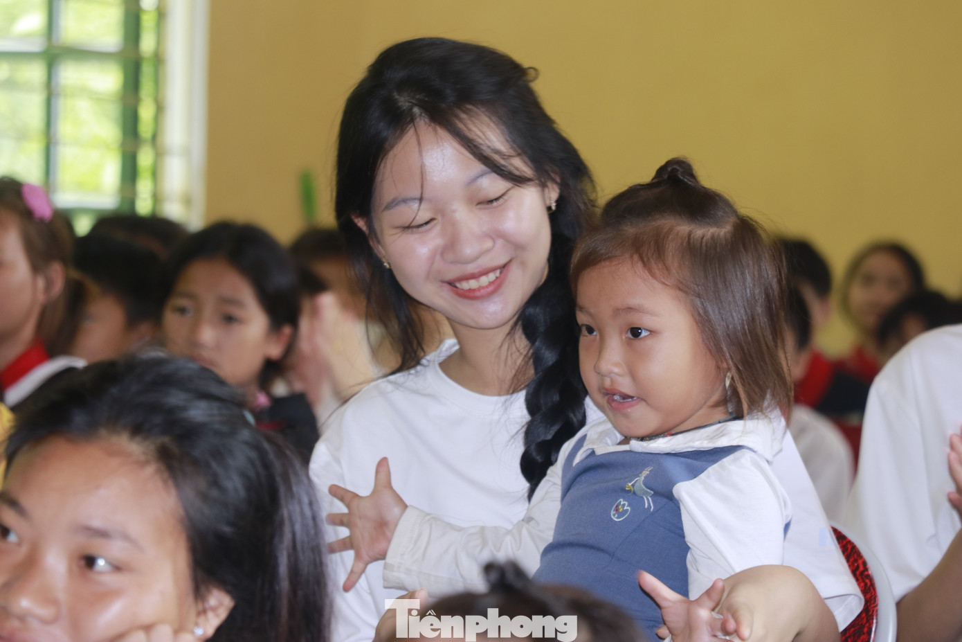 Việc tham gia của nhiều "bóng hồng" được các bạn nhỏ vùng cao hào hứng, thích thú.