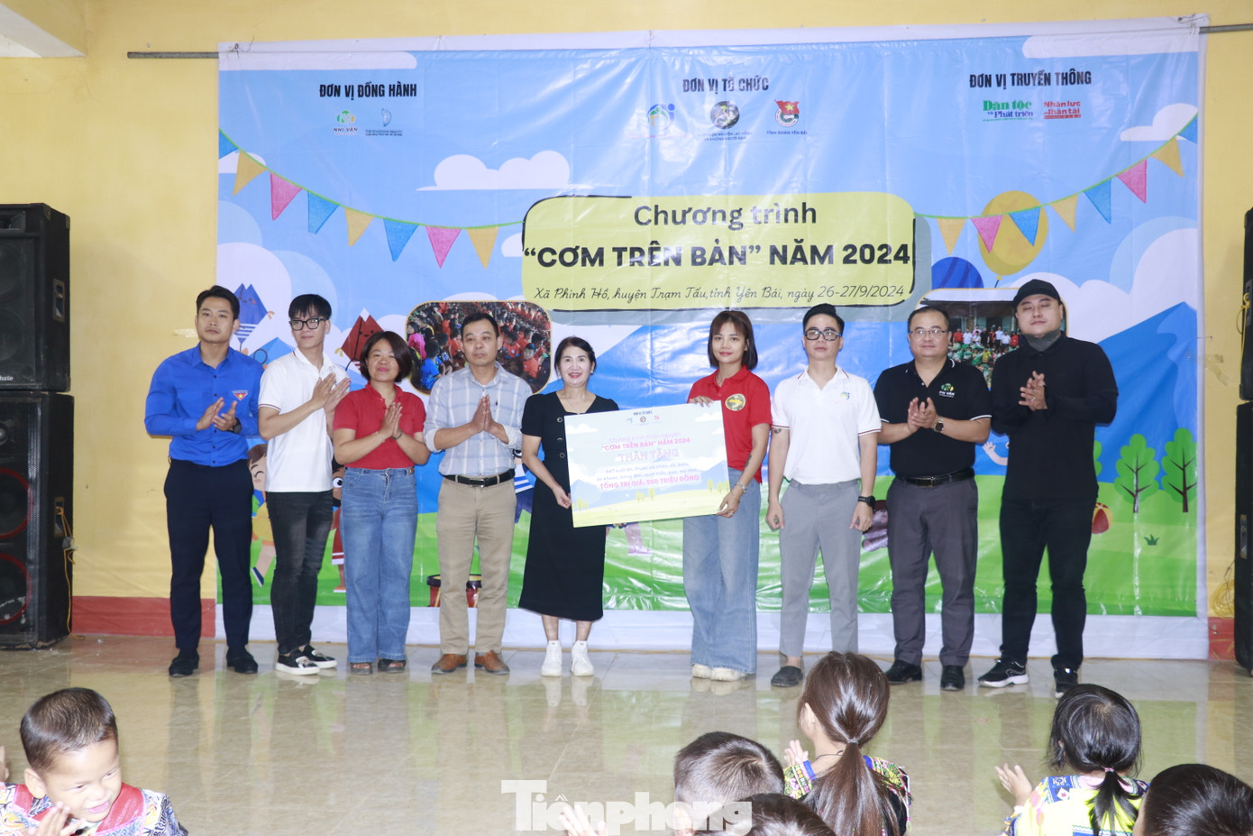 Phát biểu tại đây, anh Đồng Mạnh Linh - Phó Bí thư Tỉnh Đoàn Yên bái cho biết, cơn bão số 3 (siêu bão Yagi) đã gây ra những thiệt hại lớn trên địa bàn tỉnh Yên Bái càng khiến cho cuộc sống của bà con địa phương càng thêm khó khăn, vất vả. Việc các đơn vị, tổ chức thiện nguyện và mạnh thường quân đến giúp đỡ người dân Yên Bái là vô cùng trân quý.