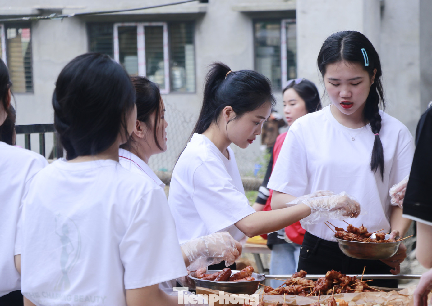 Tại đây, các thí sinh tích cực tham gia cùng đoàn thiện nguyện chuẩn bị 650 suất ăn cho các em học sinh đến từ các điểm Trường mầm non Hoa Mai và trường PT Dân tộc bán trú TH&amp;THCS Phình Hồ.