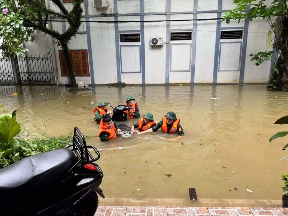 Lực lượng chức năng tiến hành cứu hộ những xe bị mắc kẹt do ngập nước. Lực lượng chức năng tiến hành cứu hộ những xe bị mắc kẹt do ngập nước.