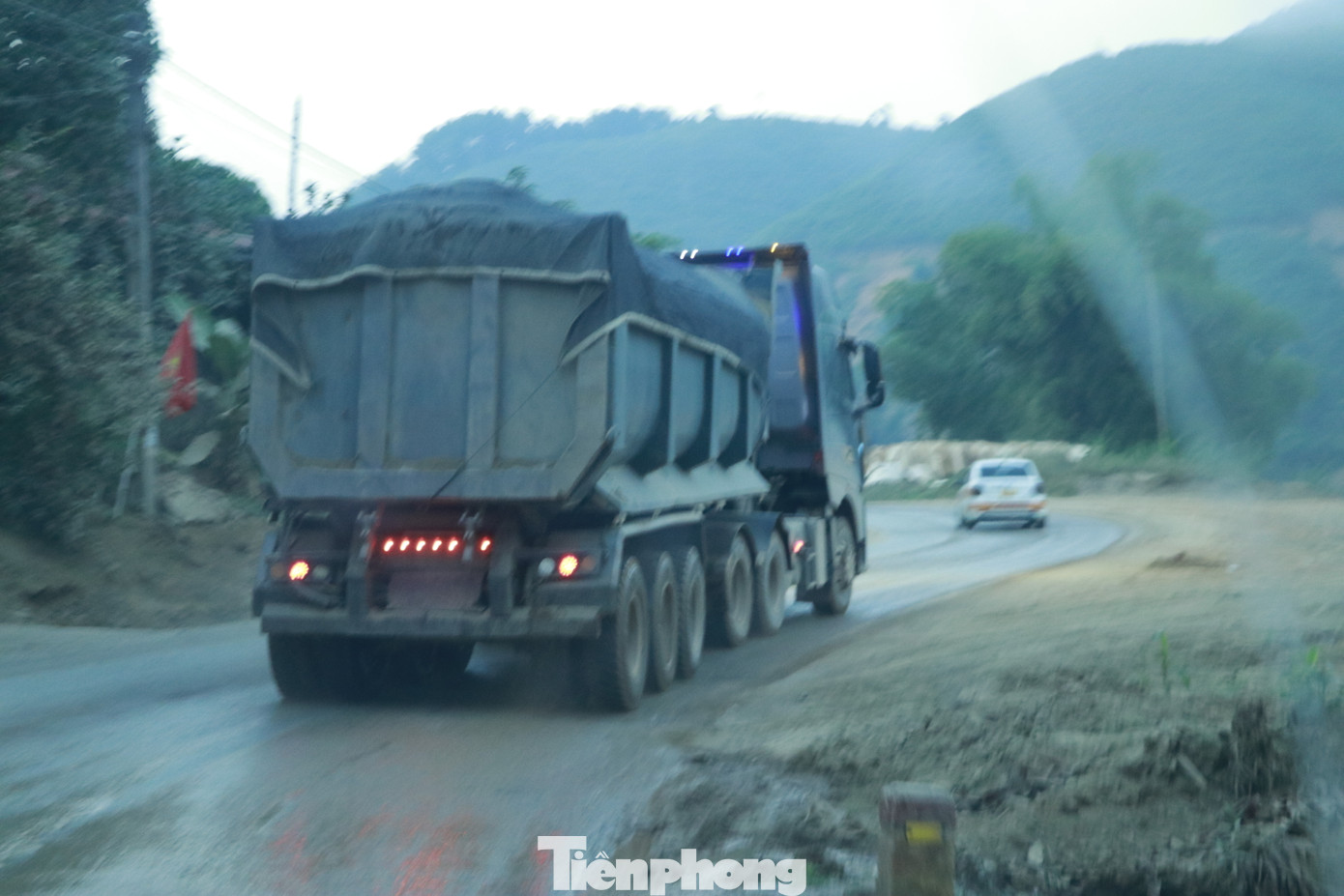 Những xe ô tô trọng lớn chở đầy di chuyển khiến đường xá hư hỏng, người dân bất an. Những xe ô tô trọng lớn chở đầy di chuyển khiến đường xá hư hỏng, người dân bất an.