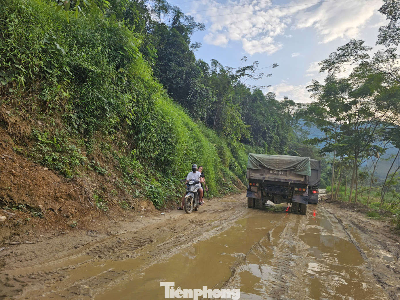 UBND huyện Lục Yên yêu cầu các đơn vị tăng cường tuần tra, kiểm soát, phát hiện, xử lý nghiêm hành vi khai thác, tập kết cát trái phép trên sông Chảy trong thời gian tới. UBND huyện Lục Yên yêu cầu các đơn vị tăng cường tuần tra, kiểm soát, phát hiện, xử lý nghiêm hành vi khai thác, tập kết cát trái phép trên sông Chảy trong thời gian tới.