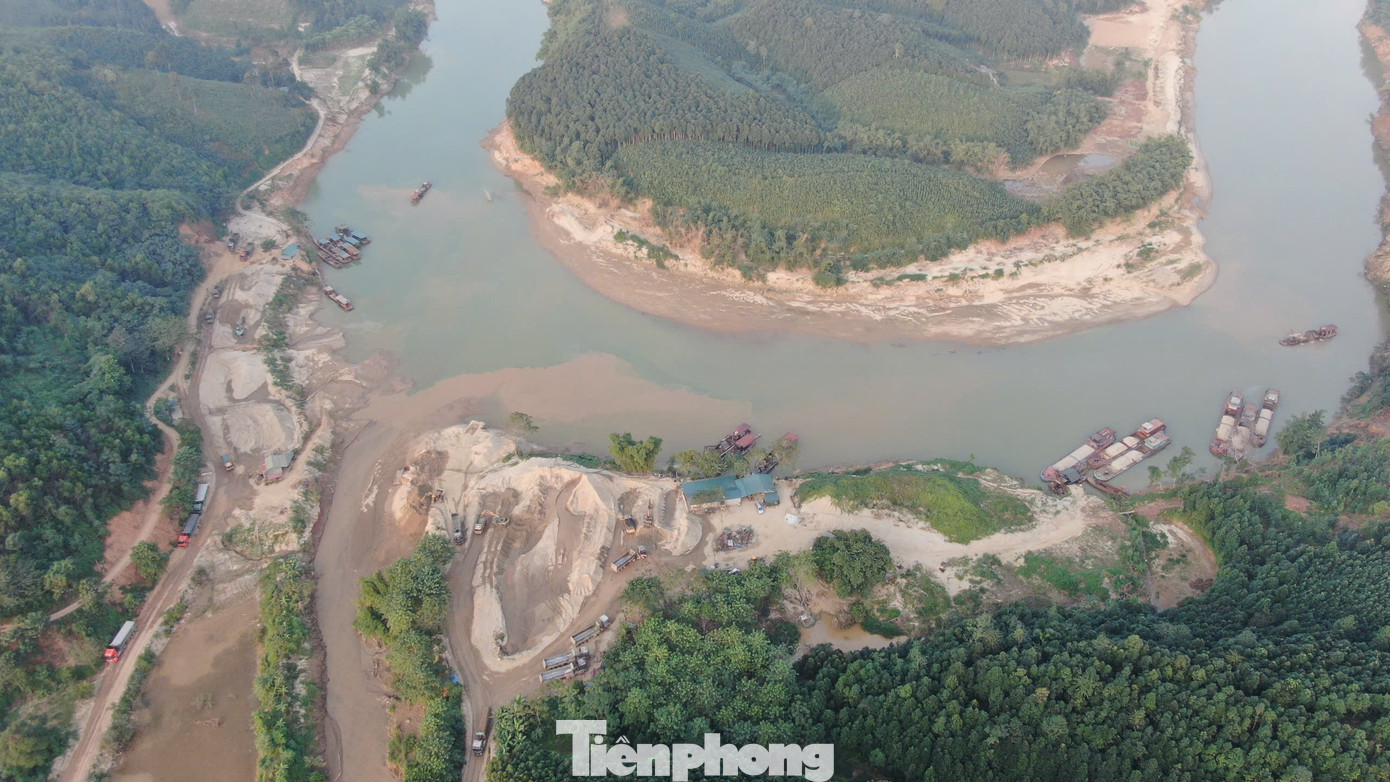 Khu vực khai thác cát, tập kết cát trái phép trên địa bàn xã An Lạc, huyện Lục Yên, tỉnh Yên Bái giáp ranh với địa bàn xã Phúc Khánh, Tân Tiến, huyện Bảo Yên, tỉnh Lào Cai. Khu vực khai thác cát, tập kết cát trái phép trên địa bàn xã An Lạc, huyện Lục Yên, tỉnh Yên Bái giáp ranh với địa bàn xã Phúc Khánh, Tân Tiến, huyện Bảo Yên, tỉnh Lào Cai.