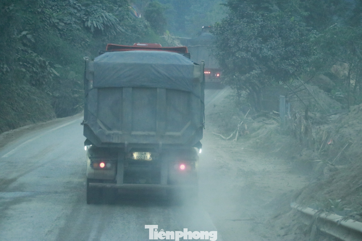 Những xe ô tô trọng lớn chở đầy di chuyển khiến đường xá hư hỏng, người dân bất an. Những xe ô tô trọng lớn chở đầy di chuyển khiến đường xá hư hỏng, người dân bất an.