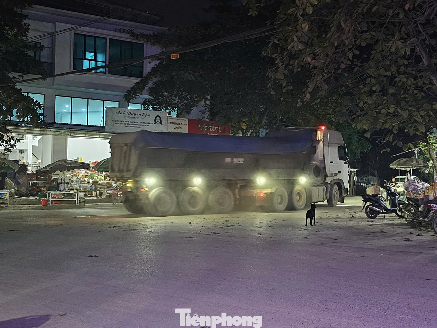 Những xe ô tô trọng lớn chở đầy di chuyển khiến đường xá hư hỏng, người dân bất an. Những xe ô tô trọng lớn chở đầy di chuyển khiến đường xá hư hỏng, người dân bất an.