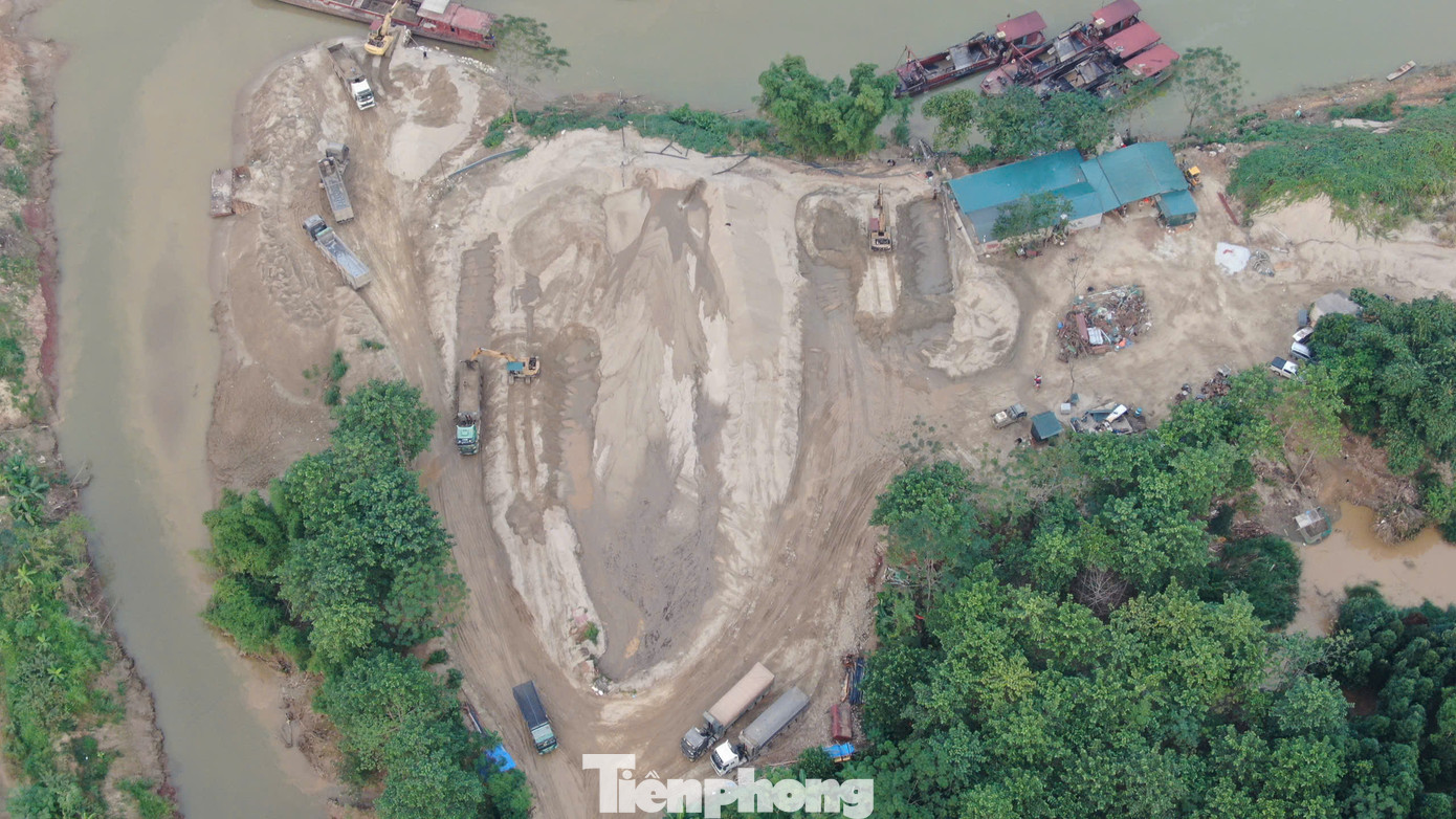 UBND huyện Lục Yên yêu cầu các đơn vị tăng cường tuần tra, kiểm soát, phát hiện, xử lý nghiêm hành vi khai thác, tập kết cát trái phép trên sông Chảy trong thời gian tới. UBND huyện Lục Yên yêu cầu các đơn vị tăng cường tuần tra, kiểm soát, phát hiện, xử lý nghiêm hành vi khai thác, tập kết cát trái phép trên sông Chảy trong thời gian tới.