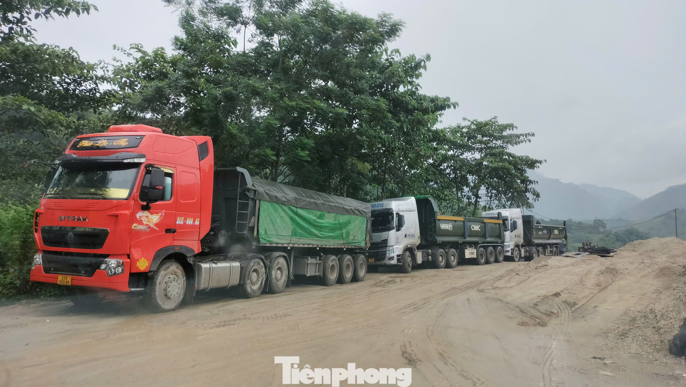 UBND huyện Lục Yên yêu cầu các đơn vị tăng cường tuần tra, kiểm soát, phát hiện, xử lý nghiêm hành vi khai thác, tập kết cát trái phép trên sông Chảy trong thời gian tới. UBND huyện Lục Yên yêu cầu các đơn vị tăng cường tuần tra, kiểm soát, phát hiện, xử lý nghiêm hành vi khai thác, tập kết cát trái phép trên sông Chảy trong thời gian tới.