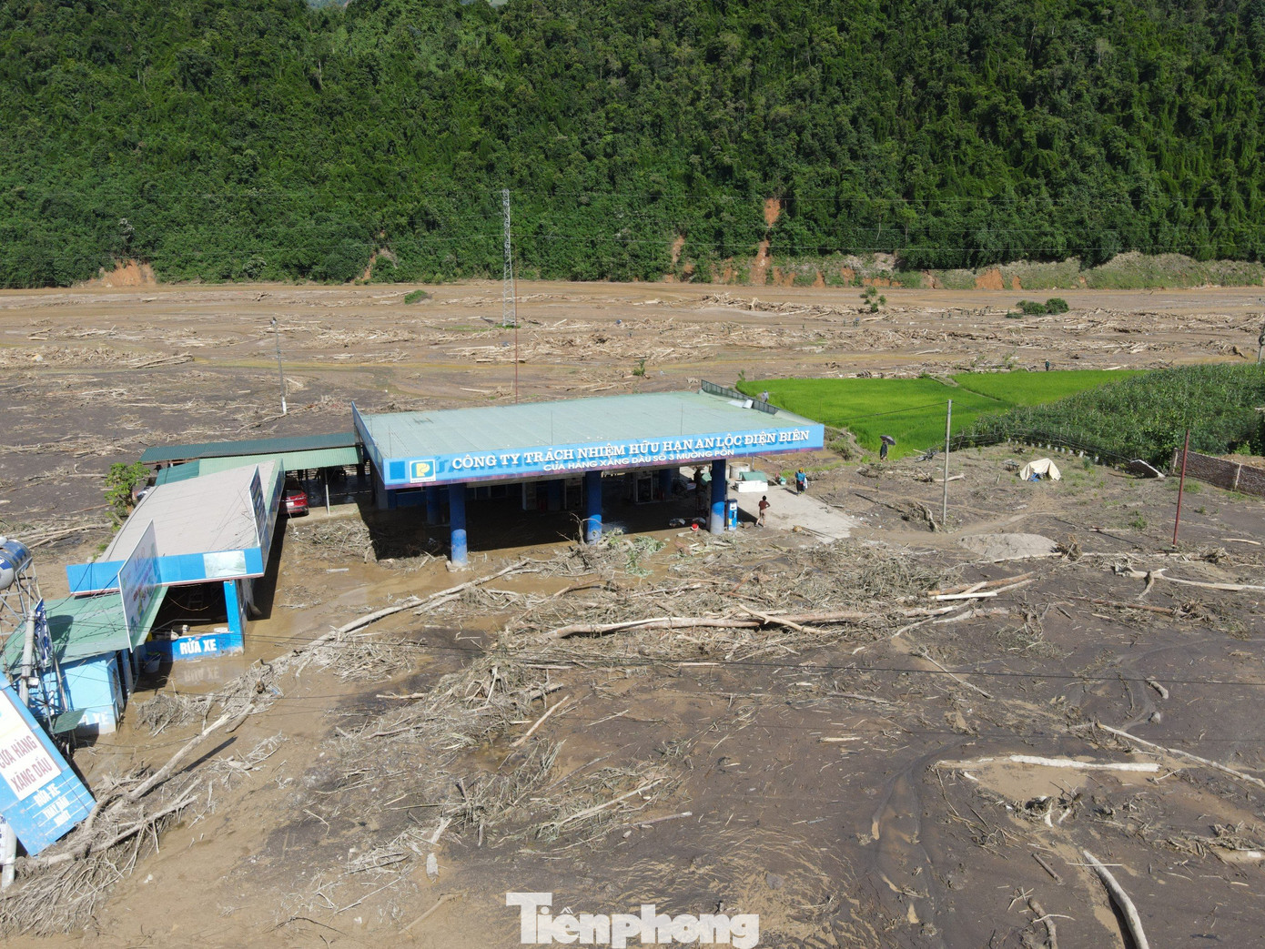 Vị trí cây xăng nằm đúng luồng cơn lũ quét đi qua.