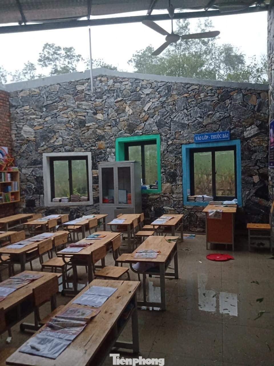 Một số phòng học bị tốc mái khiến đồ dùng học tập, sách vở của học sinh bị hư hỏng.