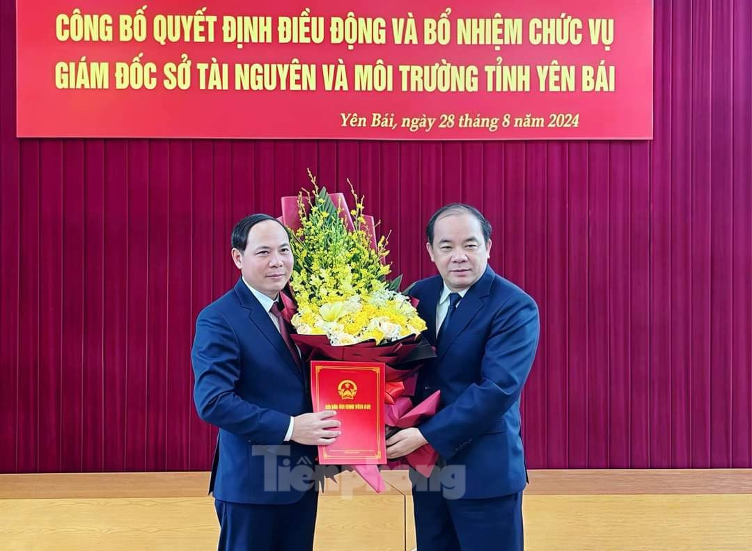 Ông Tạ Văn Long - Phó Bí thư Thường trực Tỉnh ủy Yên Bái trao quyết định và tặng hoa chúc mừng tân Giám đốc Sở Tài nguyên Môi trường Trần Ngọc Luận