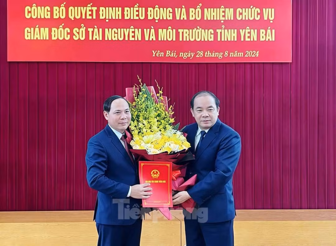 Ông Tạ Văn Long - Phó Bí thư Thường trực Tỉnh ủy Yên Bái trao quyết định và tặng hoa chúc mừng tân Giám đốc Sở Tài nguyên Môi trường Trần Ngọc Luận Ông Tạ Văn Long - Phó Bí thư Thường trực Tỉnh ủy Yên Bái trao quyết định và tặng hoa chúc mừng tân Giám đốc Sở Tài nguyên Môi trường Trần Ngọc Luận