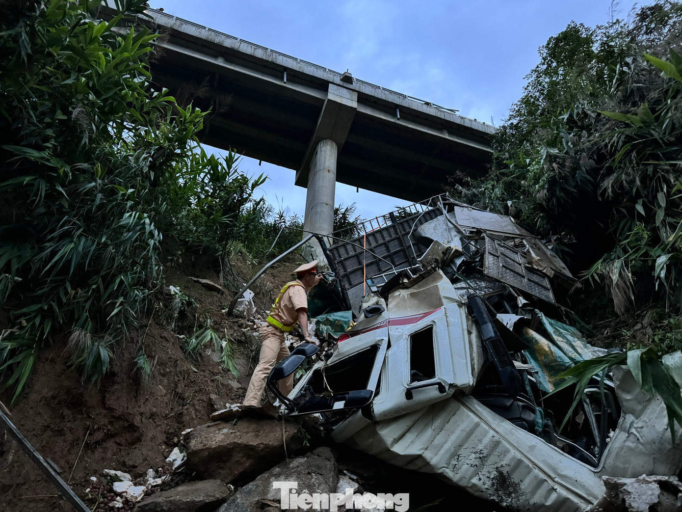 Vụ tai nạn khiến xe ô tô tải bị hư hỏng nặng, 3 người ngồi trên xe bị thương nặng.