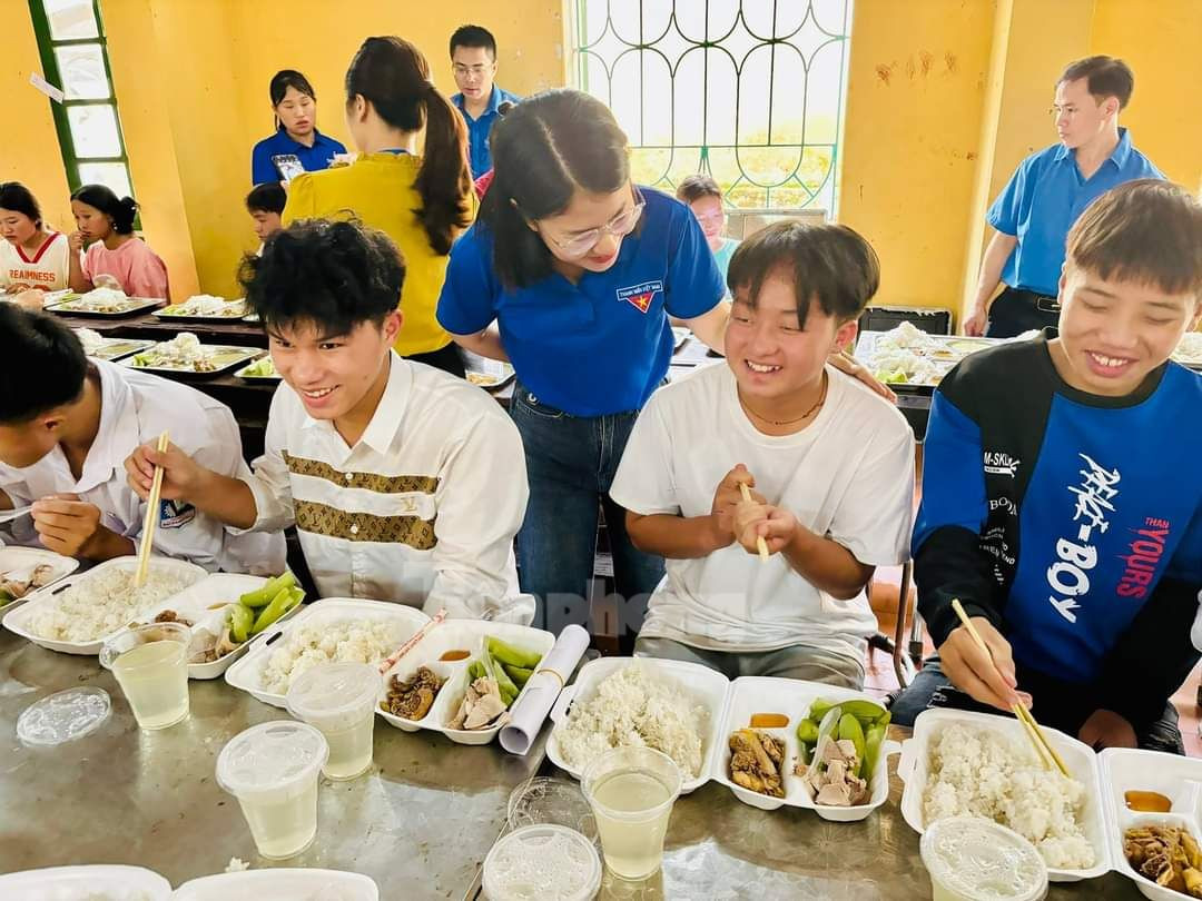 Huyện đoàn Mù Cang Chải, tỉnh Yên Bái huy động hơn 200 tình nguyện viên nấu ăn phục vụ các thí sinh thi tốt nghiệp THPT tại các điểm thi. Huyện đoàn Mù Cang Chải, tỉnh Yên Bái huy động hơn 200 tình nguyện viên nấu ăn phục vụ các thí sinh thi tốt nghiệp THPT tại các điểm thi.