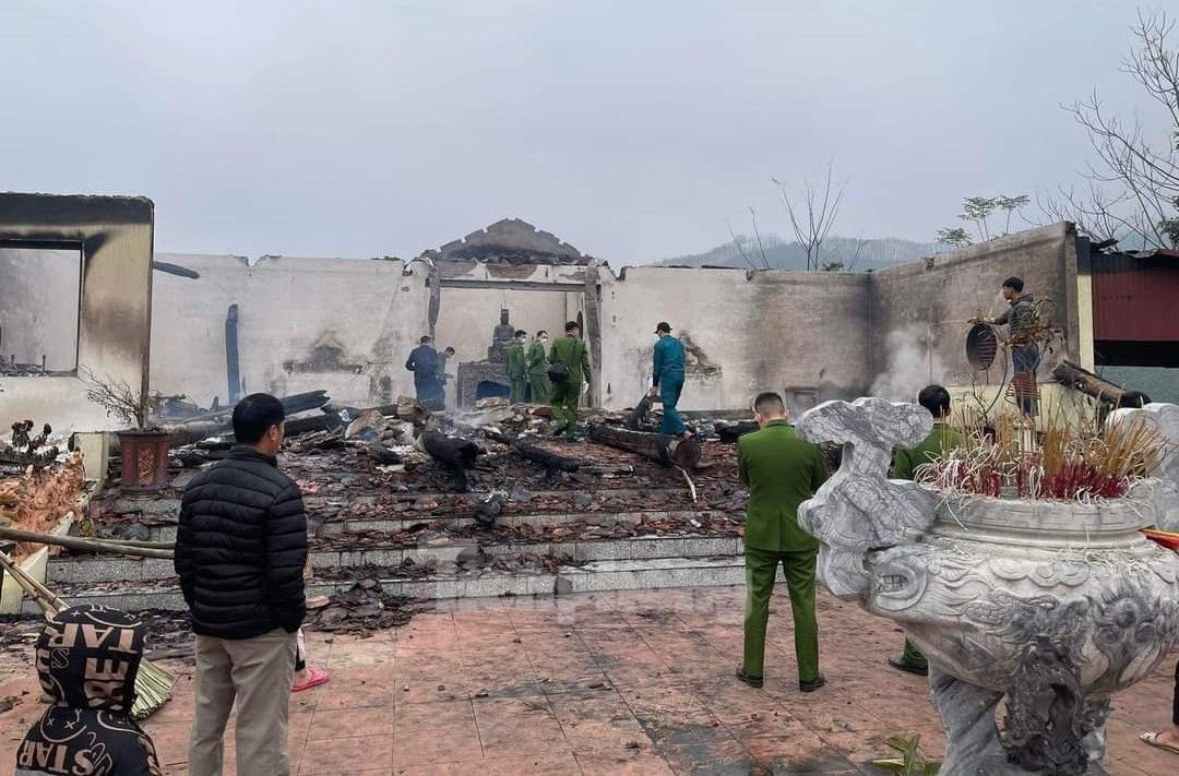 Lực lượng chức năng tiến hành điều tra nguyên nhân vụ cháy. Lực lượng chức năng tiến hành điều tra nguyên nhân vụ cháy.