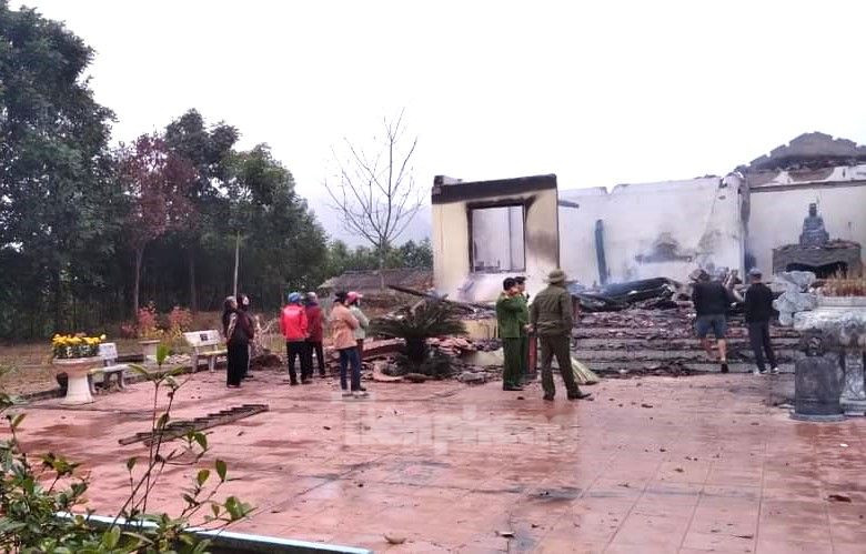 Do đền xây dựng trên địa hình đồi cao nên việc chữa cháy gặp nhiều khó khăn. Do đền xây dựng trên địa hình đồi cao nên việc chữa cháy gặp nhiều khó khăn.