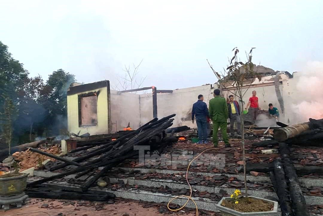 Người dân phát hiện ngôi đền bốc cháy khoảng 4h sáng 13/2. Người dân phát hiện ngôi đền bốc cháy khoảng 4h sáng 13/2.