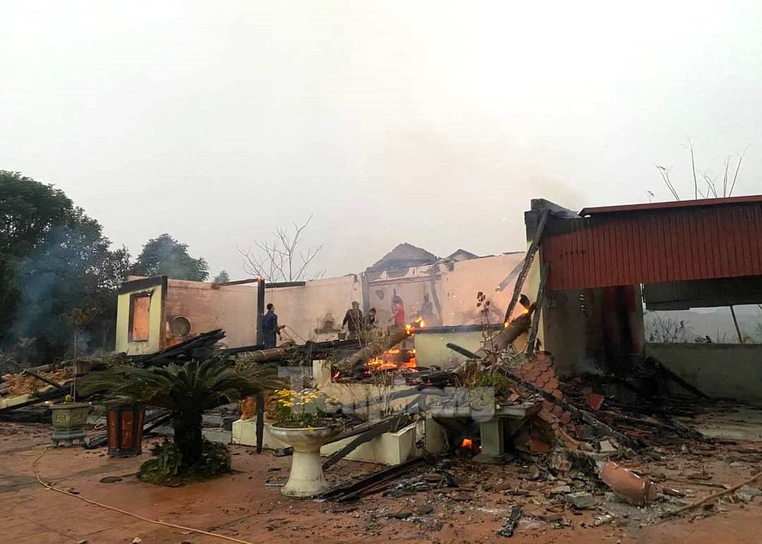 Đền Phúc Linh bị hỏa hoạn thiêu rụi sáng Mùng 4 Tết. Đền Phúc Linh bị hỏa hoạn thiêu rụi sáng Mùng 4 Tết.